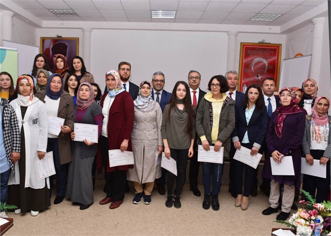 Kadın Öğreniyor Fidanlar Çiçek Açıyor