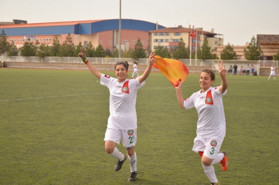 Zafer İşareti Yapan Kadın Futbolcular Disiplin Kuruluna Sevk Edildi