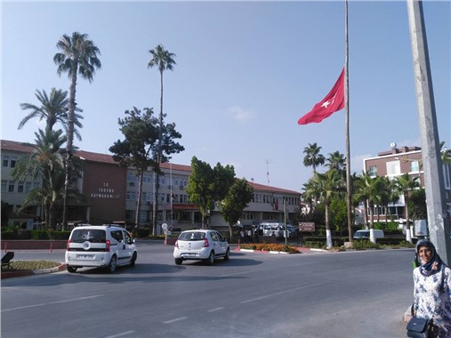 Tarsus'ta da bayraklar yarıya indirildi.