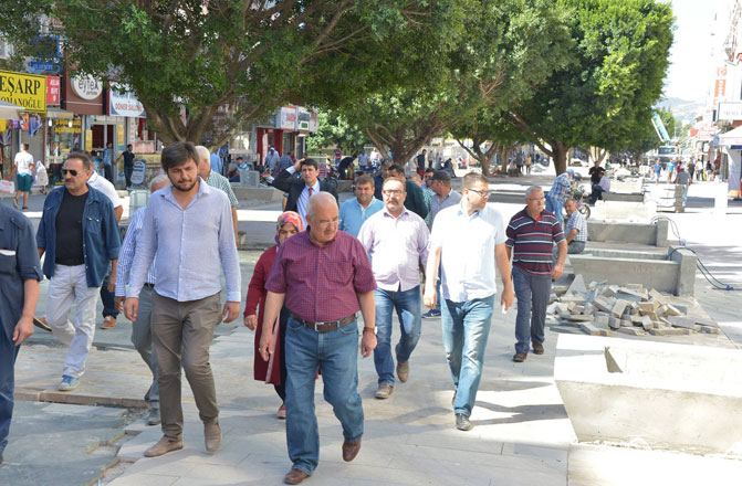 Başkan Kocamaz Tarsus'ta İncelemede Bulundu: Ağır Giden İşler İçin Uyarı Yaptı