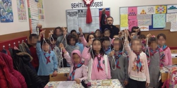 İlkokul Çocuklarının Eline İdam İpi Tutturan Sınıf Öğretmeni Açığa Alındı