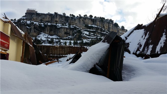 Mersin Çamlıyayla'da Kar Biriken Düğün Salonunun Çatısı Çöktü