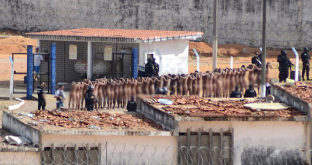 Brezilya'da Cezaevinde İsyan Eden Mahkumları Çırılçıplak Soydular