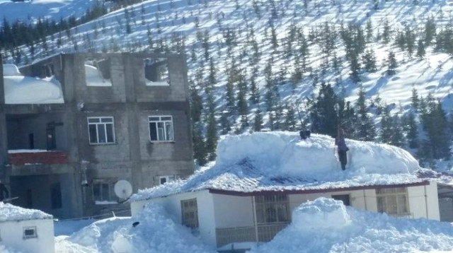 Mersin'de Kardan Dolayı Çatılar Çöktü