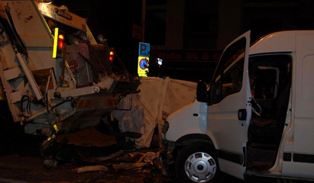 Adana'da Trafik Kazası: 15 Yaralı