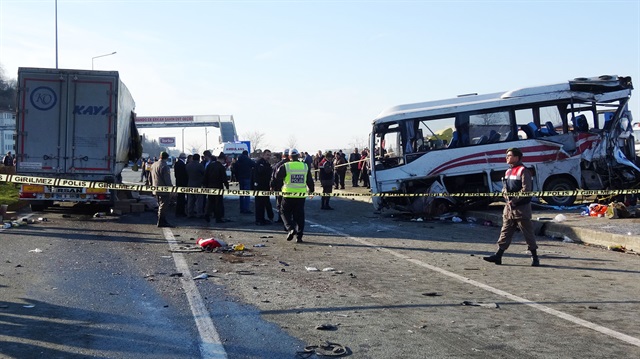 TIR ile Yolcu Minibüsü Çarpıştı: 1 Ölü 20 Yaralı