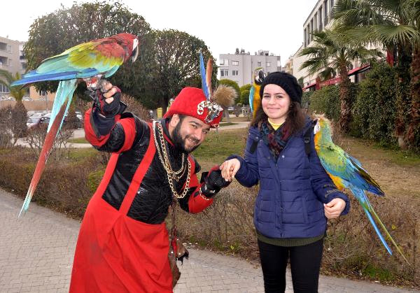 Mersin'de 3 Papağanıyla Sokaklarda Dolaşıp Hayvan Sevgisini Gösteriyor