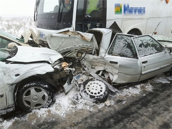 Zincirleme Kaza: 30 Araç Birbirine Girdi 2 Kişi Hayatını Kaybetti 31 Kişi Yaralandı