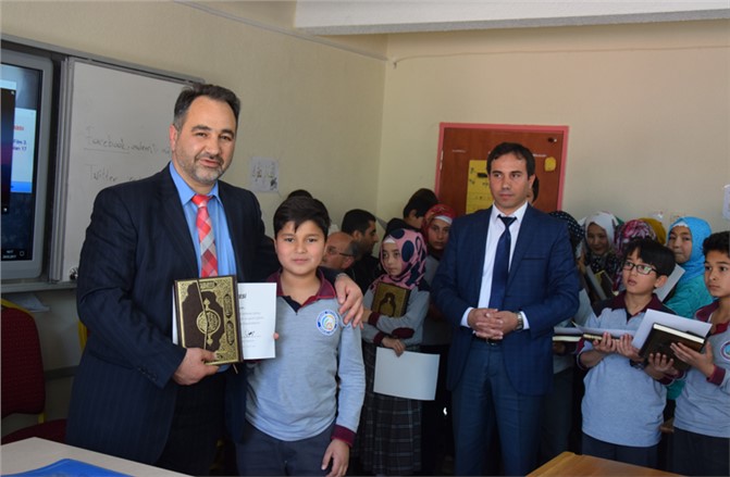 Erdemli'de Öğrencilere Başarı Belgesi ve Kur'an-ı Kerim Hediyesi