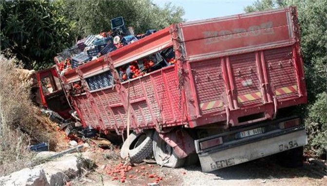 Mersin'de Freni patlayan kamyon duvara çarptı: 1 yaralı
