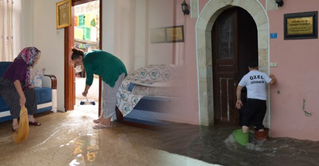 Mersin Silifke’de Şiddetli Yağmur Sele Neden Oldu, Ev ve İş Yerlerini Su Bastı