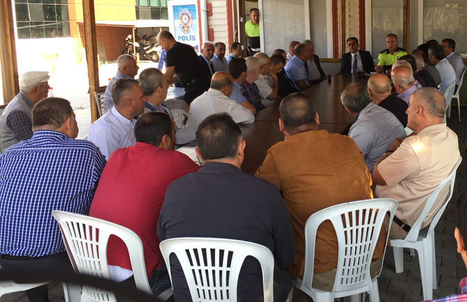 Mersin Polisi Toplu Taşıma Şoförlerine Yönelik Bilgilendirme Toplantısı Yapıtı