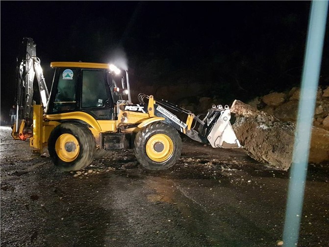 Mersin Çamlıyayla'da Heyelan Meydana Geldi! Büyük Kayalar Yolu Kapattı