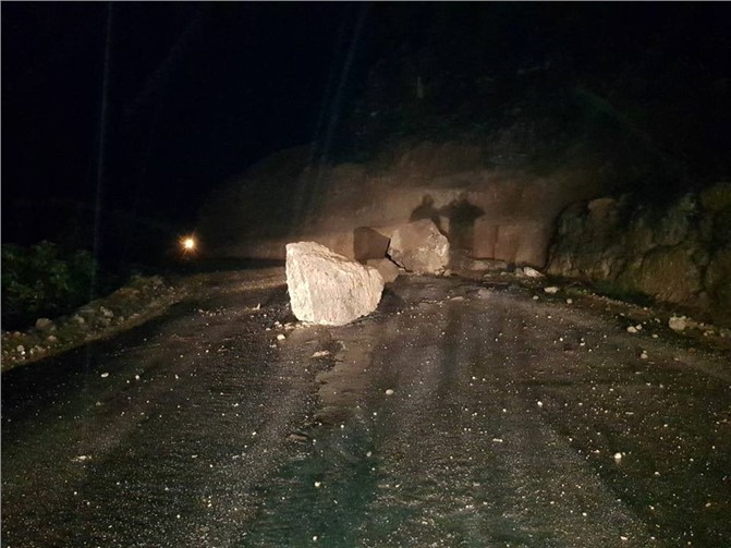 Mersin Çamlıyayla'da Heyelan Meydana Geldi! Büyük Kayalar Yolu Kapattı