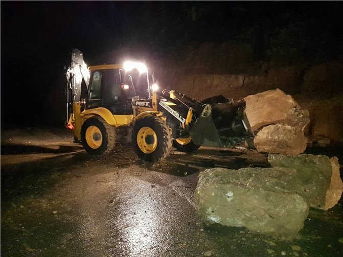 Mersin Çamlıyayla'da Heyelan Meydana Geldi! Büyük Kayalar Yolu Kapattı