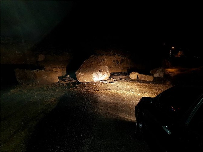 Mersin Çamlıyayla'da Heyelan Meydana Geldi! Büyük Kayalar Yolu Kapattı