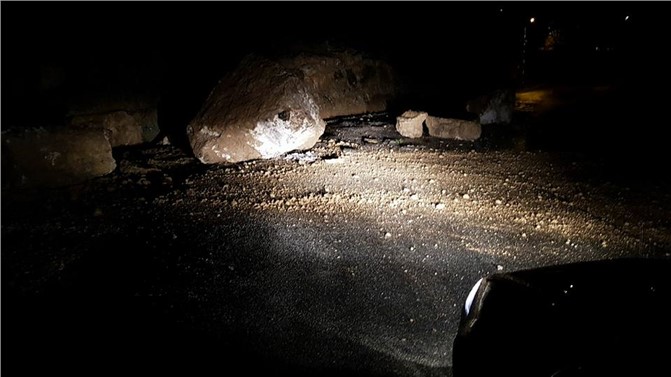 Mersin Çamlıyayla'da Heyelan Meydana Geldi! Büyük Kayalar Yolu Kapattı