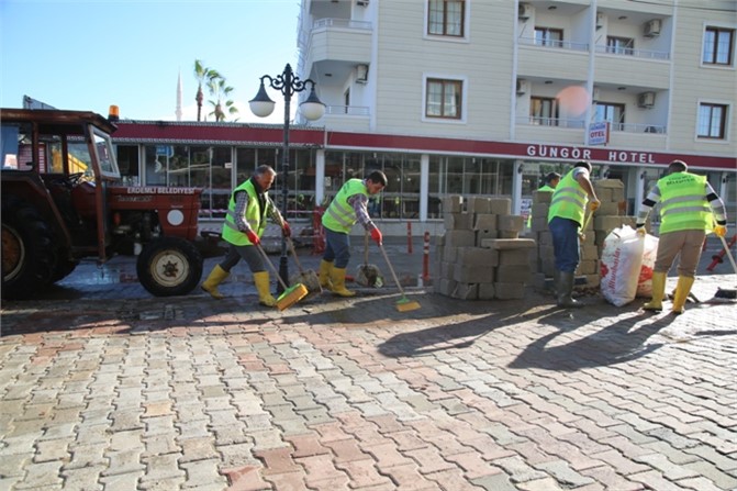 Başkan Tollu, Yoğun Yağıştan Sonra Erdemli'de İncelemelerde Bulundu