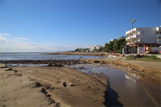 Başkan Tollu, Yoğun Yağıştan Sonra Erdemli'de İncelemelerde Bulundu