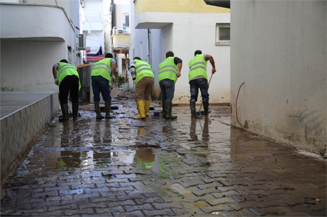 Başkan Tollu, Yoğun Yağıştan Sonra Erdemli'de İncelemelerde Bulundu