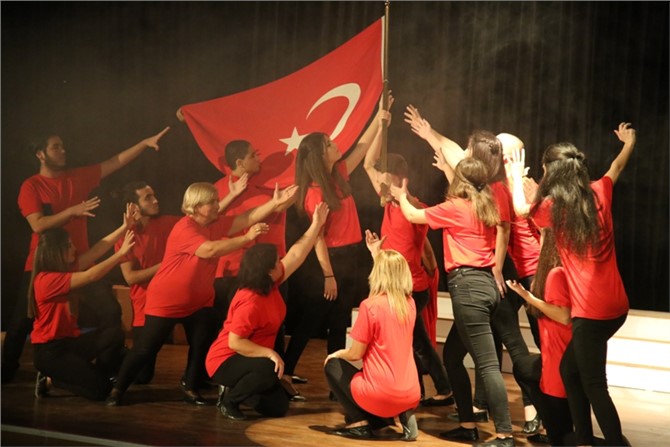 Erdemli’de Atatürk Sevgisi Sahnelendi ''Şu Çılgın Türkler''