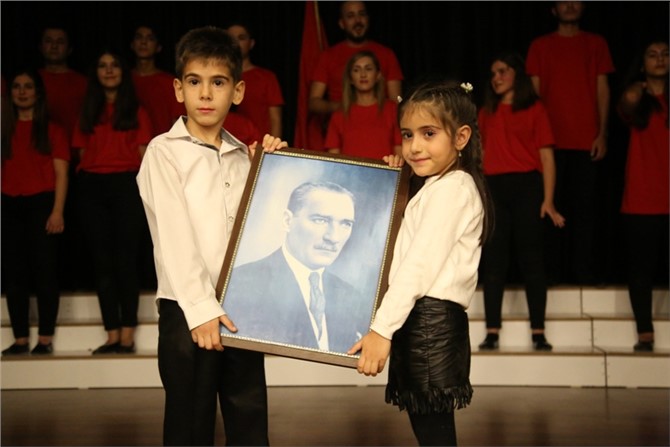 Erdemli’de Atatürk Sevgisi Sahnelendi ''Şu Çılgın Türkler''