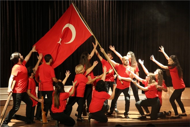 Erdemli’de Atatürk Sevgisi Sahnelendi "Şu Çılgın Türkler"