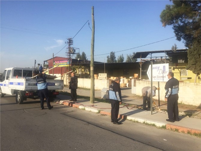 Zabıta, Kazalara Sebebiyet Verebilecek Pano ve Levhaları Kaldırdı