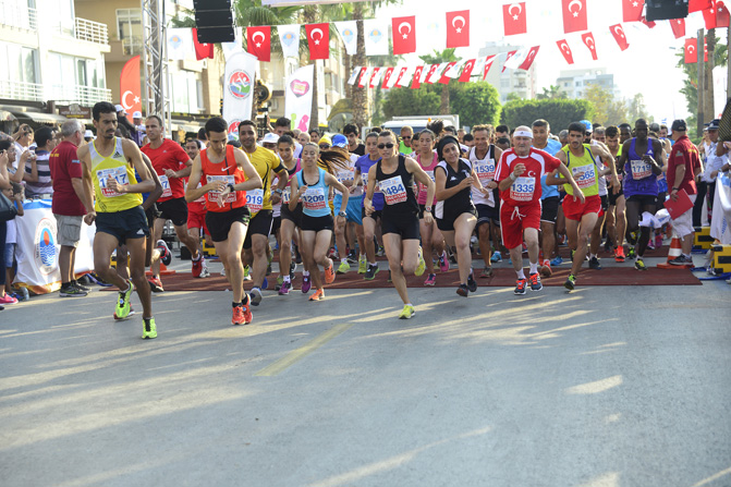 Mersin'de Öğrenciler Mersin Maratonu’nu Resmedecek