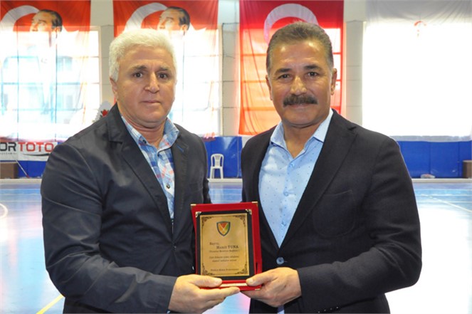 Türkiye Hokey Federasyonu’ndan, Başkan Tuna’ya Plaket