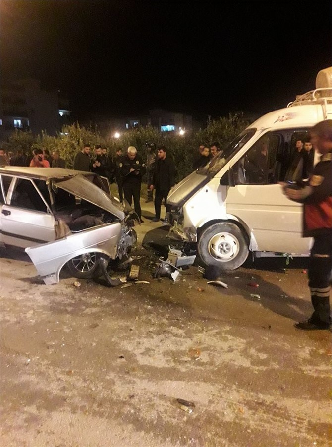 Mersin'de İki Araç Kafa Kafaya Çarpıştı