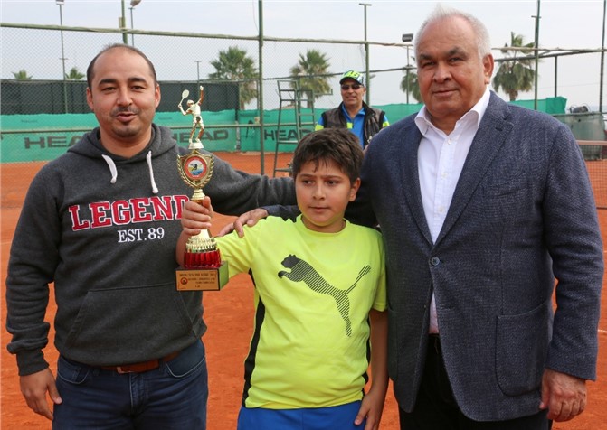Erdemli'de Düzenlenen Tenis Turnuvası Ödülleri Sahiplerini Buldu