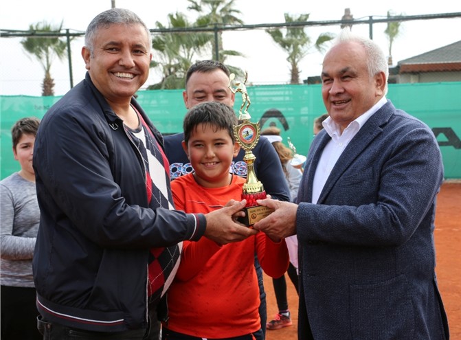 Erdemli'de Düzenlenen Tenis Turnuvası Ödülleri Sahiplerini Buldu