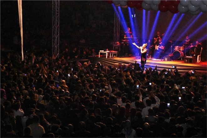 Kurtuluş Konserinde Demet Akalın Rüzgarı Esti