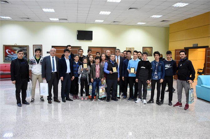 Kurtuluş Koşusu Şampiyonları Madalyalarını Aldı