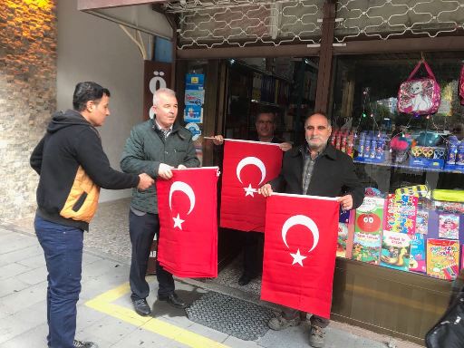 Tarsus Belediyesi Esnaflara Bayrak Dağıttı