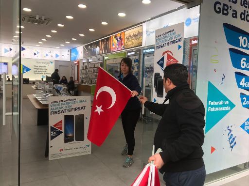 Tarsus Belediyesi Esnaflara Bayrak Dağıttı