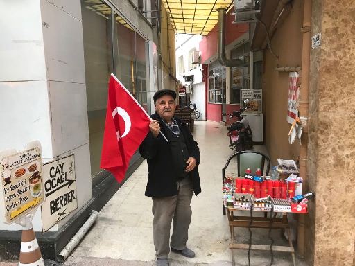 Tarsus Belediyesi Esnaflara Bayrak Dağıttı