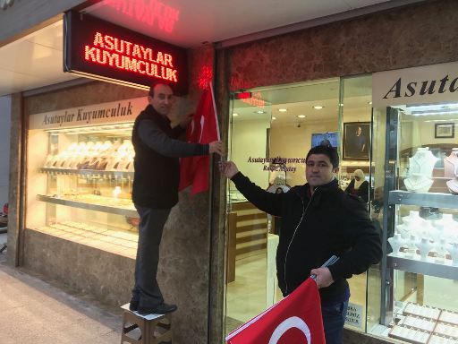 Tarsus Belediyesi Esnaflara Bayrak Dağıttı