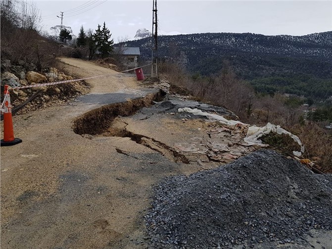 Mersin'de Heyelan'dan Yol Çöktü