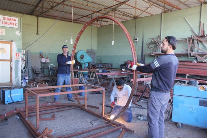 Toroslar Belediyesi Atölyeleri Üretiyor, İlçe Güzelleşiyor