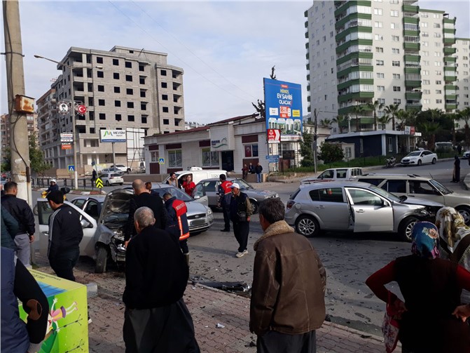 Sabah Saatlerinde Trafik Kazası, 2 Otomobil Çarpıştı