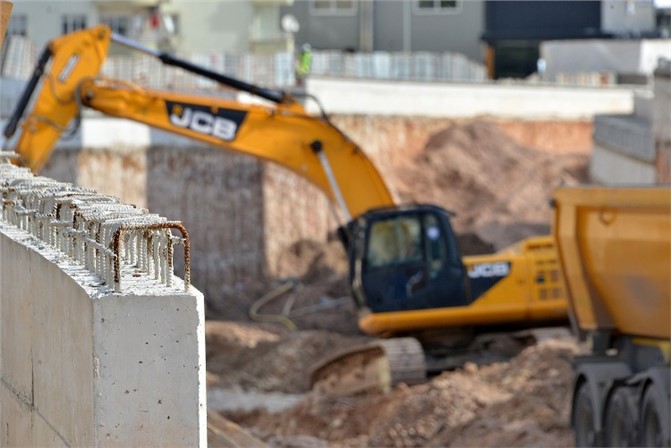 Mersin'de Yapımı Devam Eden Egemenlik Kavşağı Yarıyı Geçti