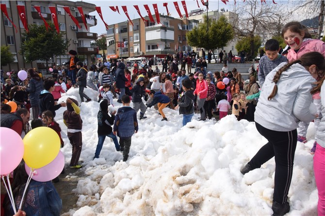Kamyonla Şehir Merkezine Kar Getirdiler