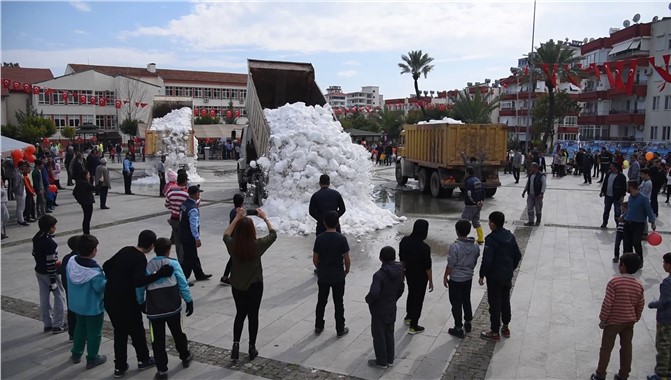 Kamyonla Şehir Merkezine Kar Getirdiler