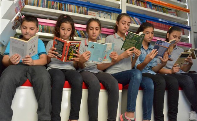 Mersin'de Öğrencilere 10 Bin Kitap Dağıtımı
