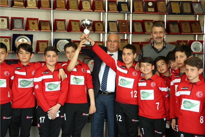 Şampiyon Sporculardan Başkan Tollu’ya Ziyaret