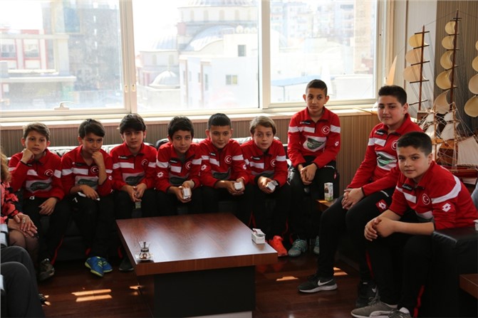 Şampiyon Sporculardan Başkan Tollu’ya Ziyaret