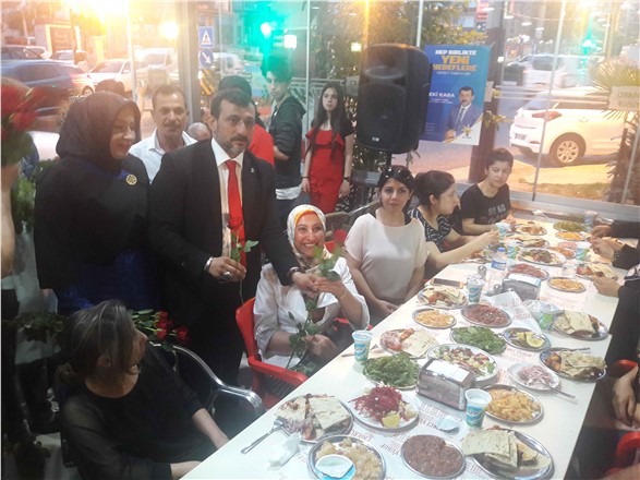 AK Parti Mersin A.Adayı Zeki KABA, Yemekte Teşkilat Tabanı İle Kaynaştı