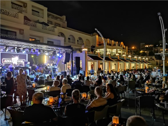 Azka Otel Sahnesi'nde Rober Hatemo Show